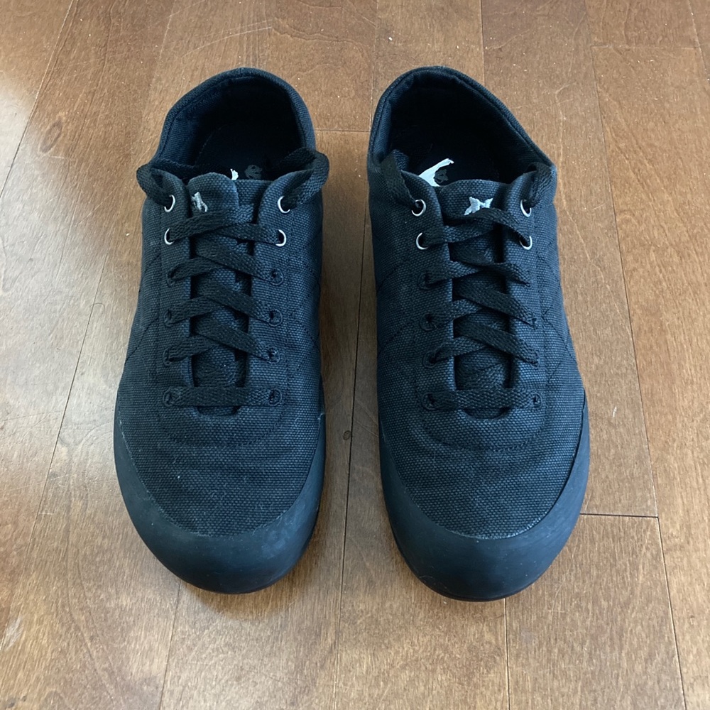 Black shoes 8.5 brand Evolv